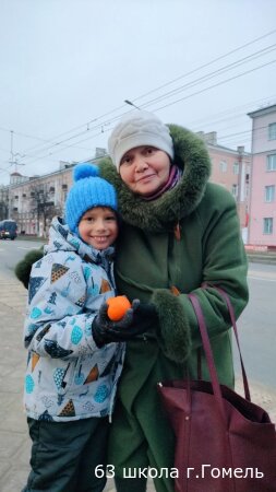 Ребята ГУО "Начальная школа 63 г.Гомеля" решили подарить людям преклонного возраста внимание и новогоднюю радость в рамках акции"Мандариновое настроение"