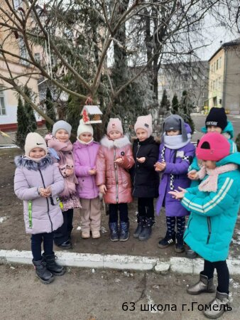 С приходом морозов некоторые птицы теряют способность самостоятельно находить пищу. И наша задача помочь нашим пернатым друзьям в холодное время года.