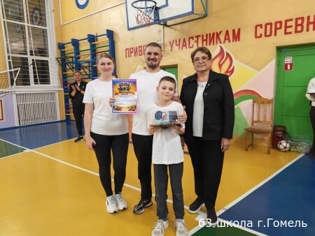 2 место в районной спортивной игре "Папа, мама и я - спортивная семья!" заняла наша семья !